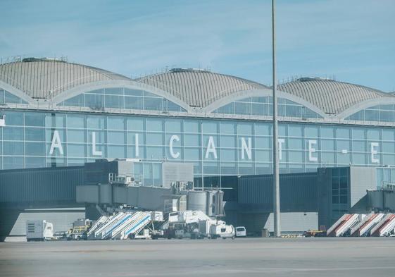 Fachada del aeropuerto de Alicante-Elche.