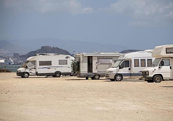 Autocaravanas en la playa de Urbanova.