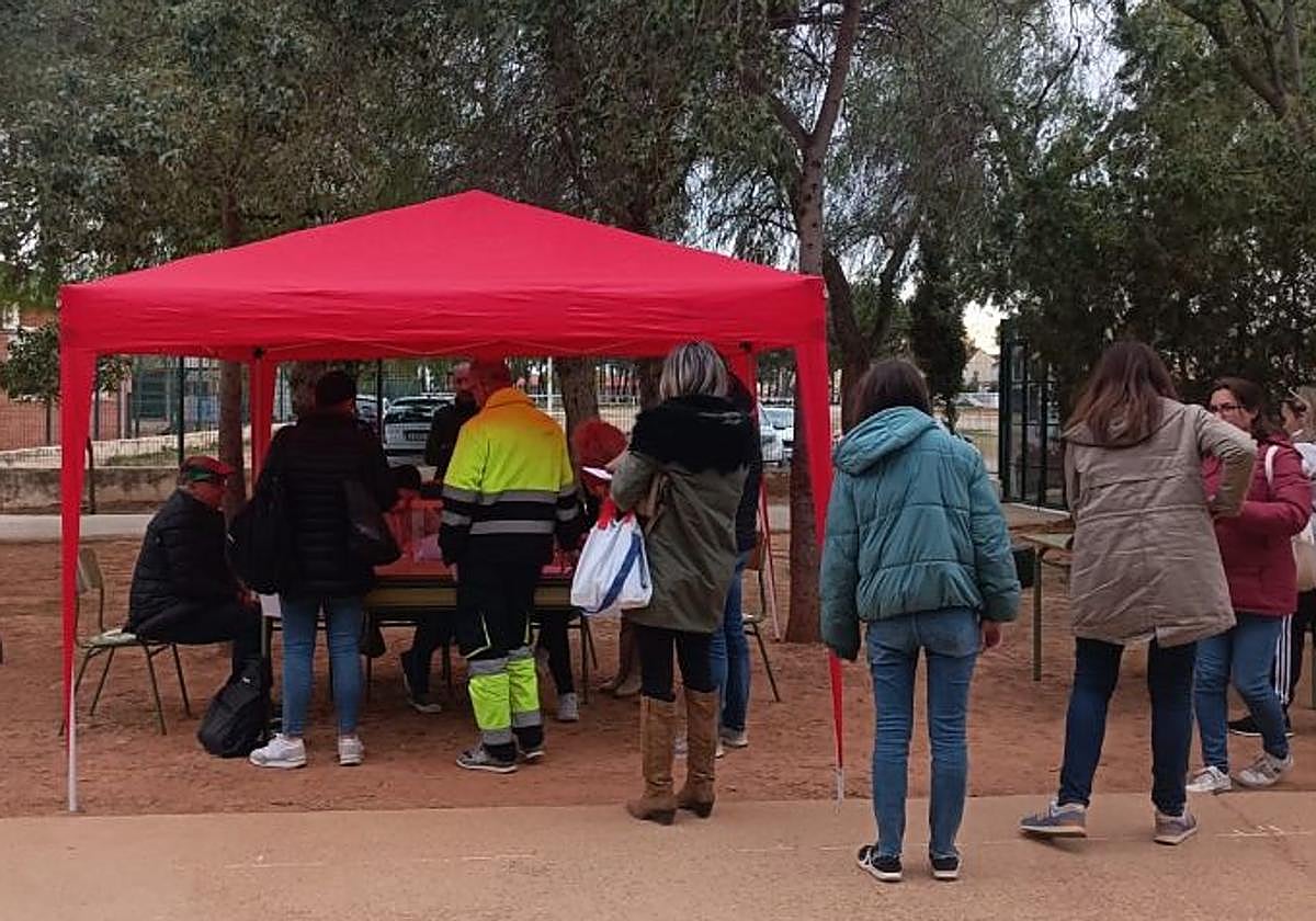 Familias votando por el cambio de jornada en un colegio de la Comunitat.