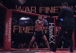 Aleksandre Topuria se prepara para competir ante la atenta mirada de su hermano Ilia.