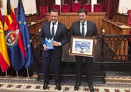 Los alcaldes de Elche, Pablo Ruz, y el de Alicante, Luis Barcala, en el intercambio de presentes.