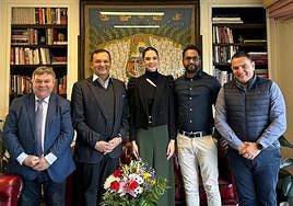 David Olivares y la bellea del foc, Belén Mora, con los representantes hindúes.