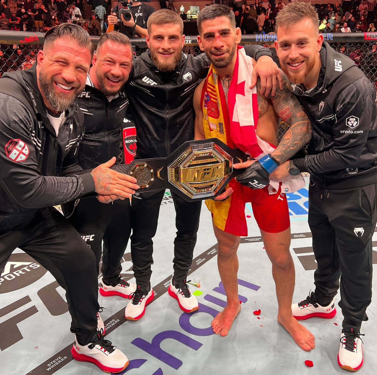 Aleksandre acompaña a su hermano tras conseguir el cinturón del peso pluma de la UFC en el Honda Center de Anaheim, California.