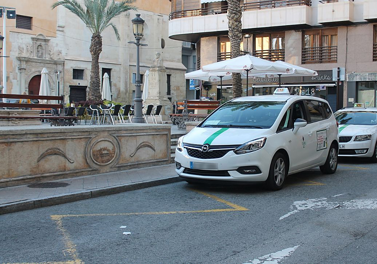 Dos taxis estacionados en Elche.