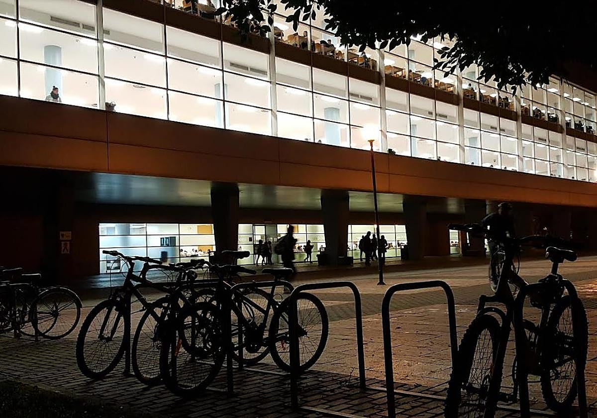 Fachada principal de la biblioteca de la Universidad de Alicante.