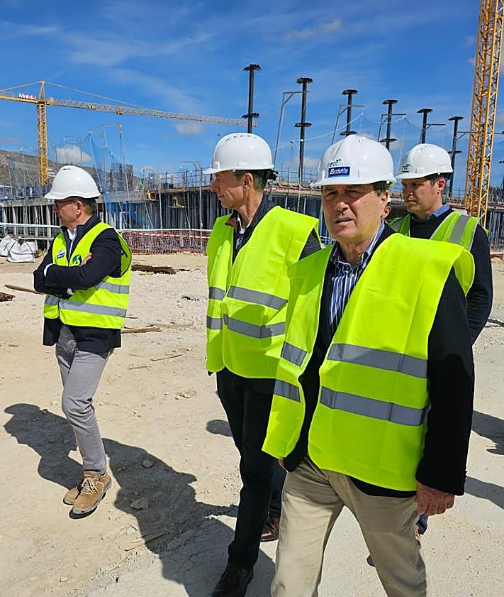 Imagen secundaria 2 - Visita del conseller Gómez a las obras del Hospital Marina Baixa.
