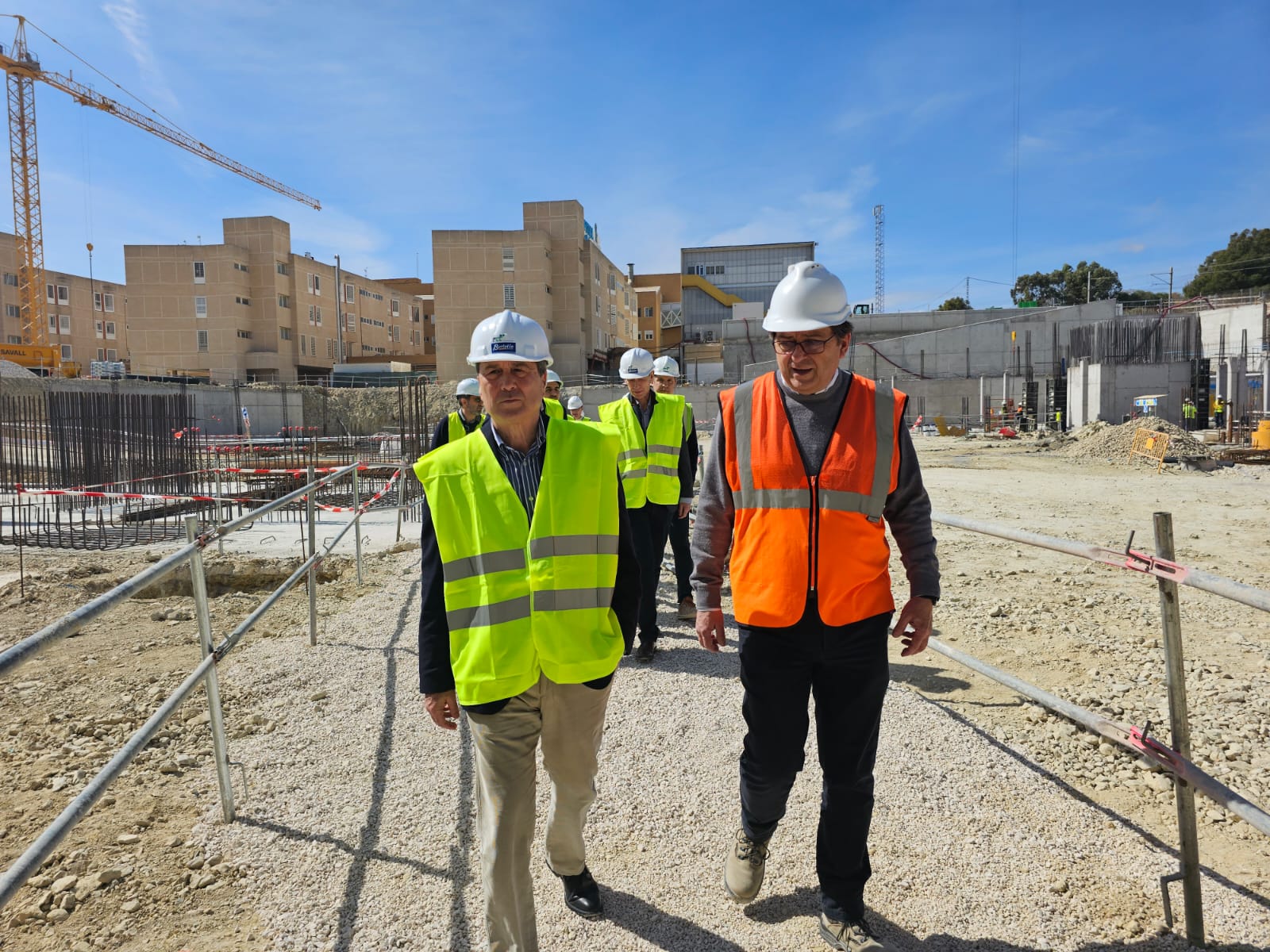 Imagen principal - Visita del conseller Gómez a las obras del Hospital Marina Baixa.