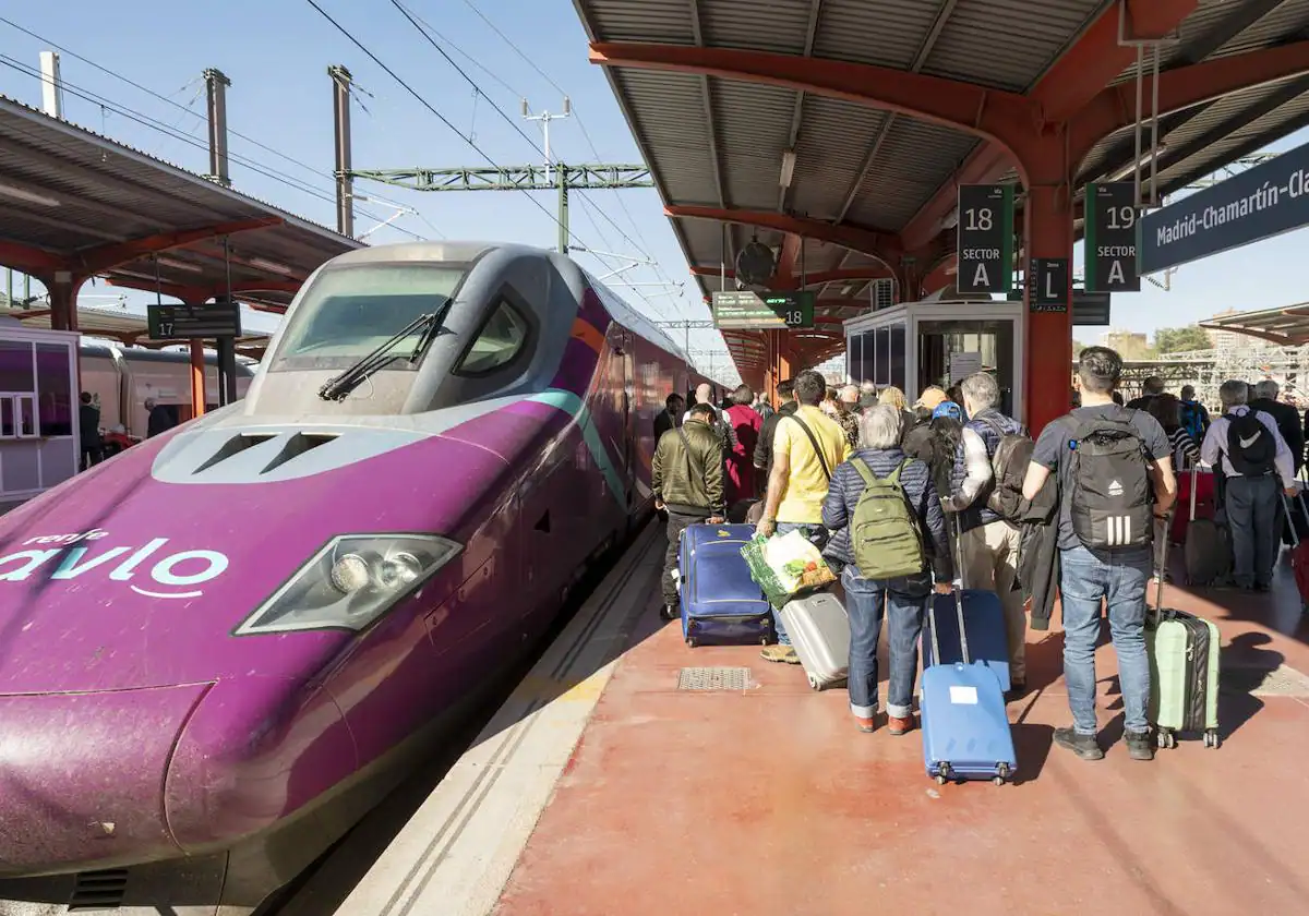 Pasajeros en la estación de Chamartín en el enlace entre Alicante-Madrid.