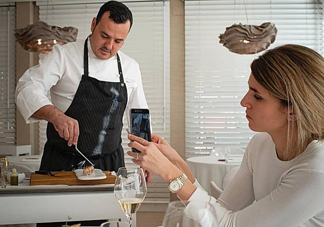 El chef en el restaurante Beat.