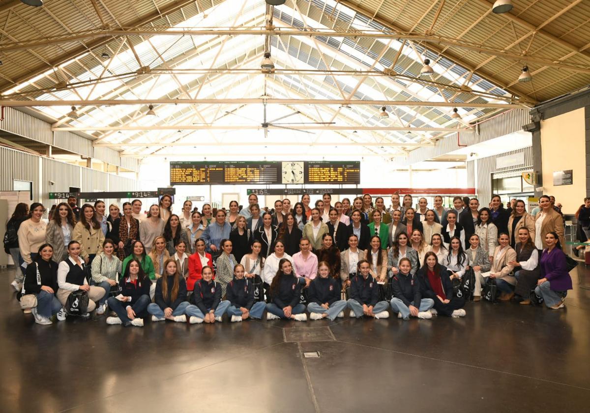 Las candidatas a bellea del foc suben al tren para llevar su esencia a Murcia