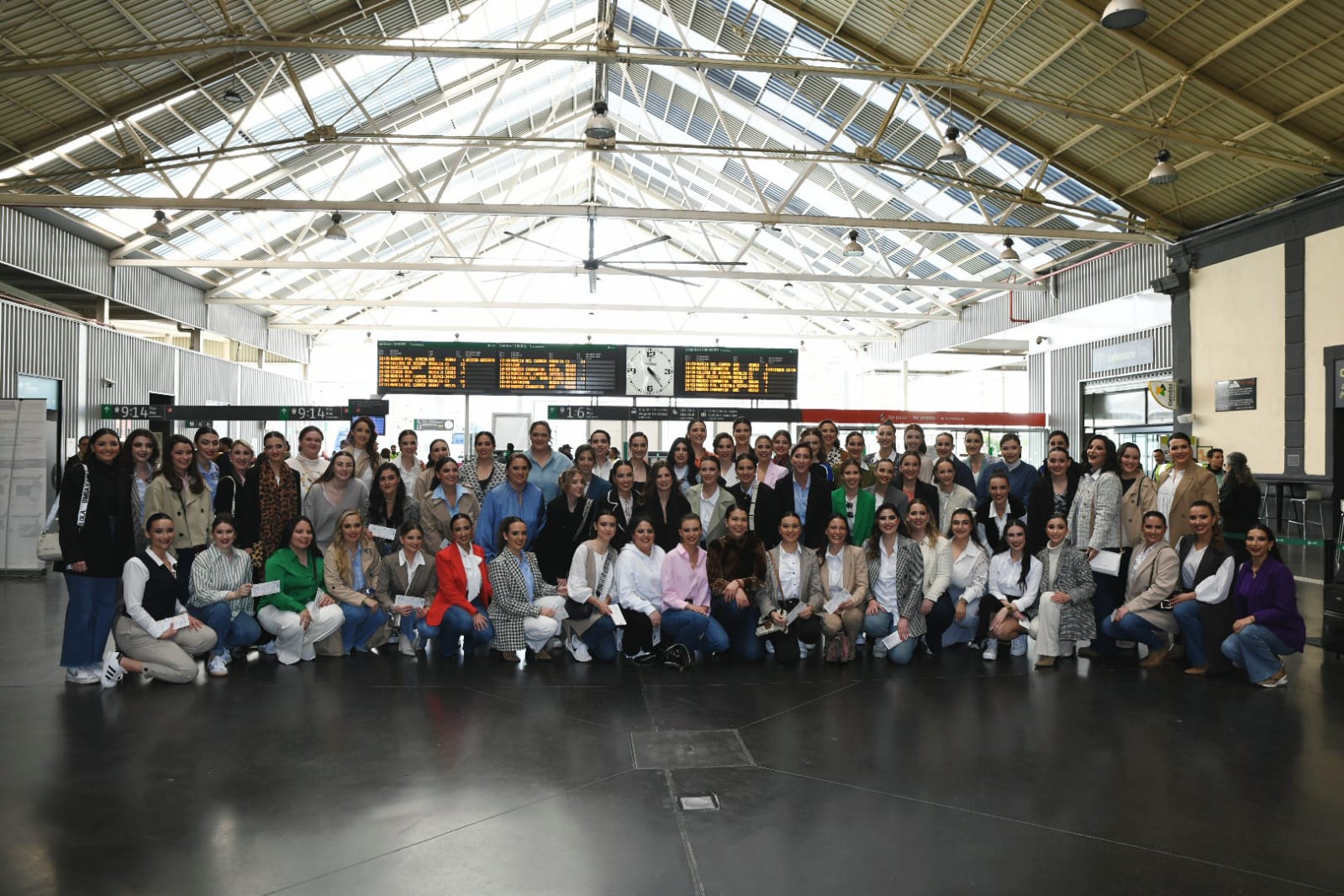 Las candidatas a bellea del foc suben al tren para llevar su esencia a Murcia