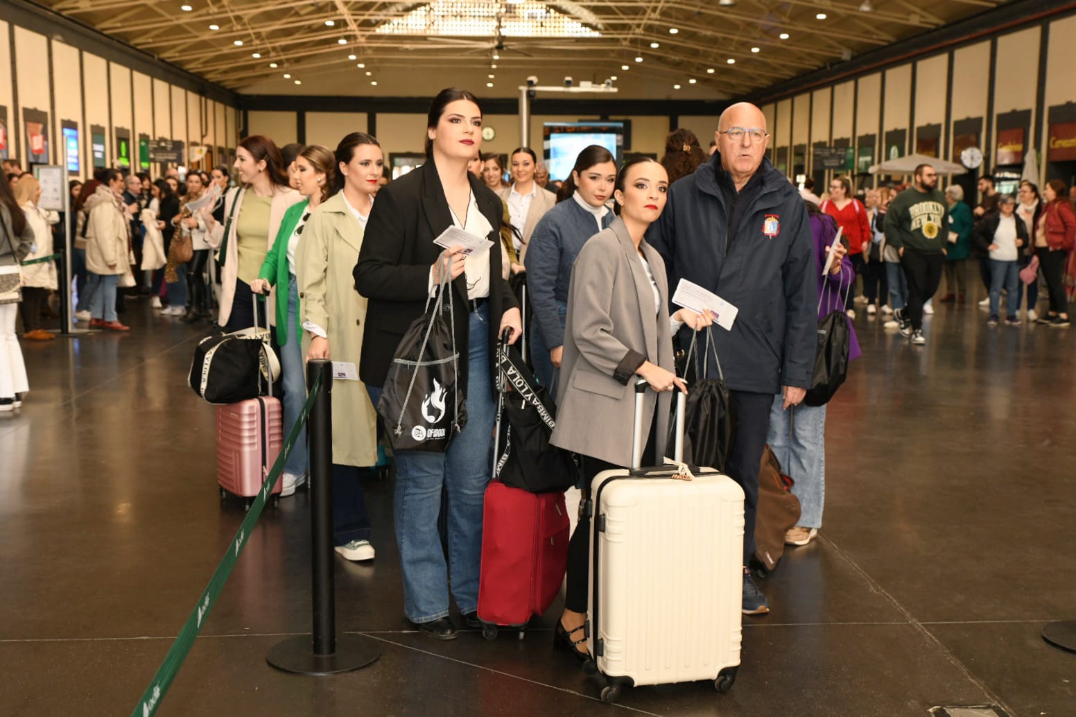 Las candidatas a bellea del foc suben al tren para llevar su esencia a Murcia