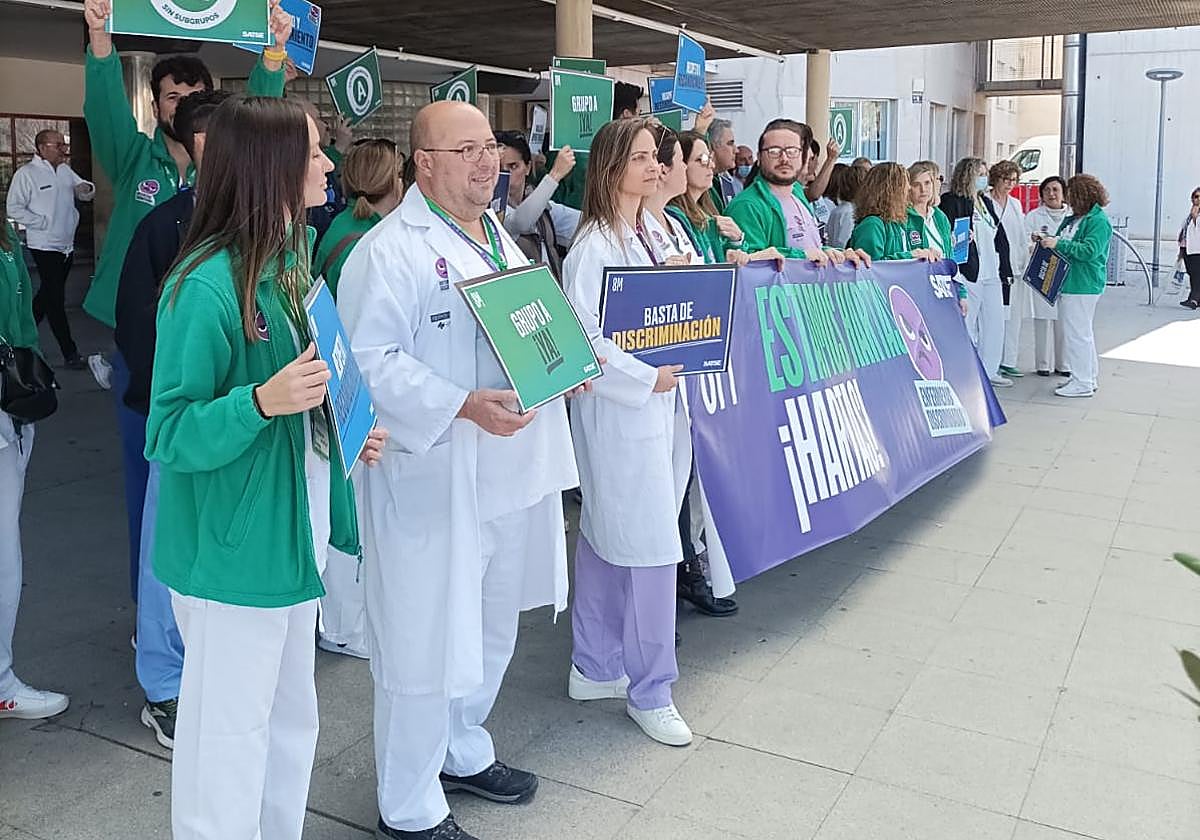 Personal de enfermería concentrado a las puertas del Hospital General de Alicante este viernes.