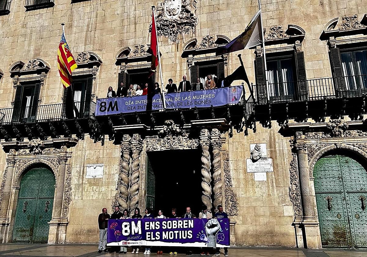 Arriba, los concejales populares y, abajo, los grupos de la oposición.