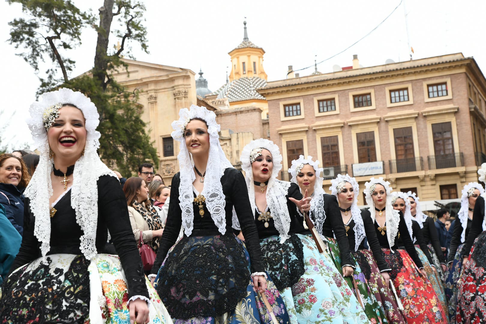 Una ola de mantillas recorre las calles de Murcia