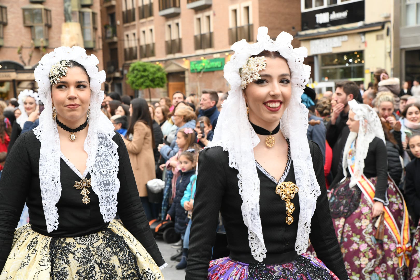 Una ola de mantillas recorre las calles de Murcia