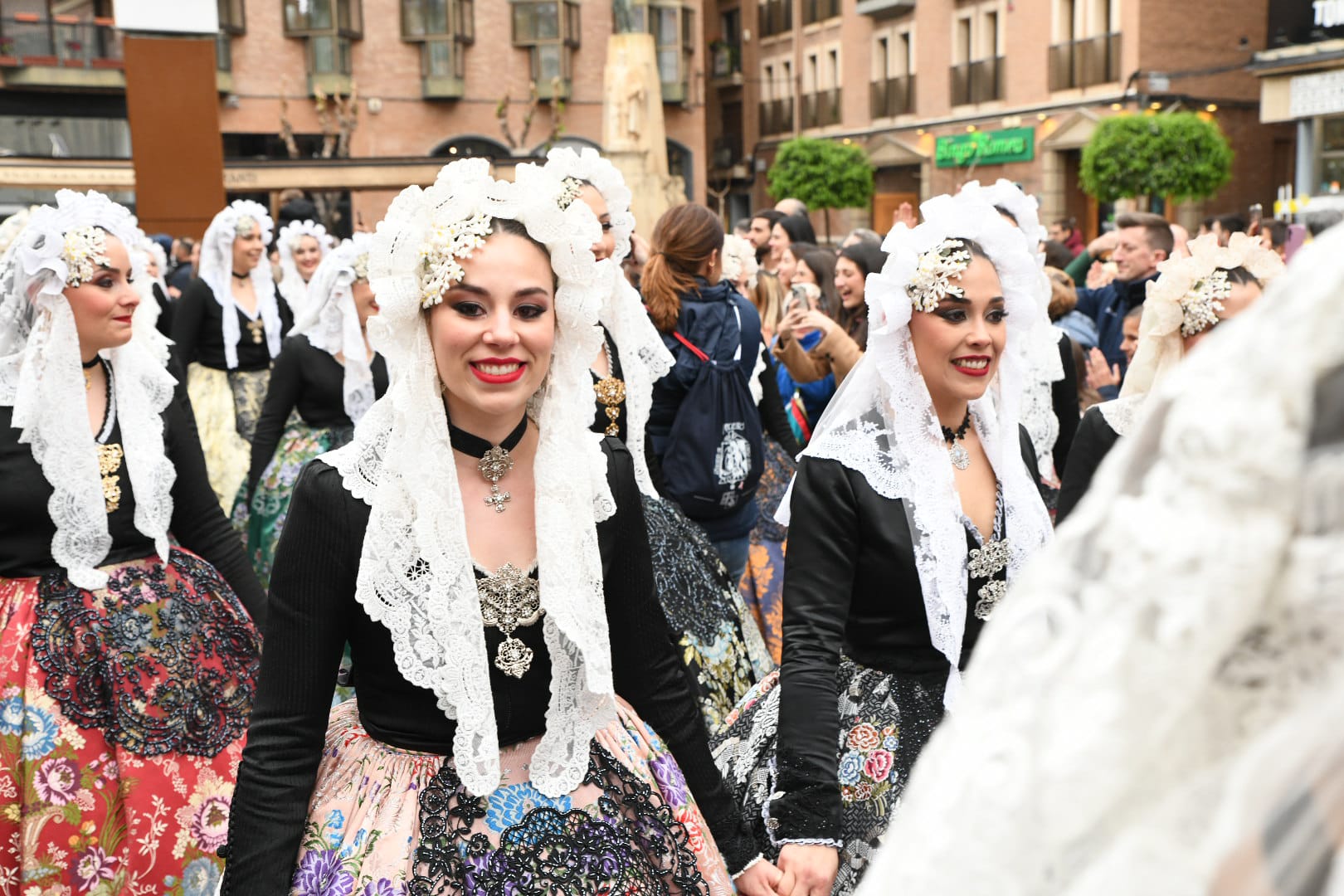 Una ola de mantillas recorre las calles de Murcia