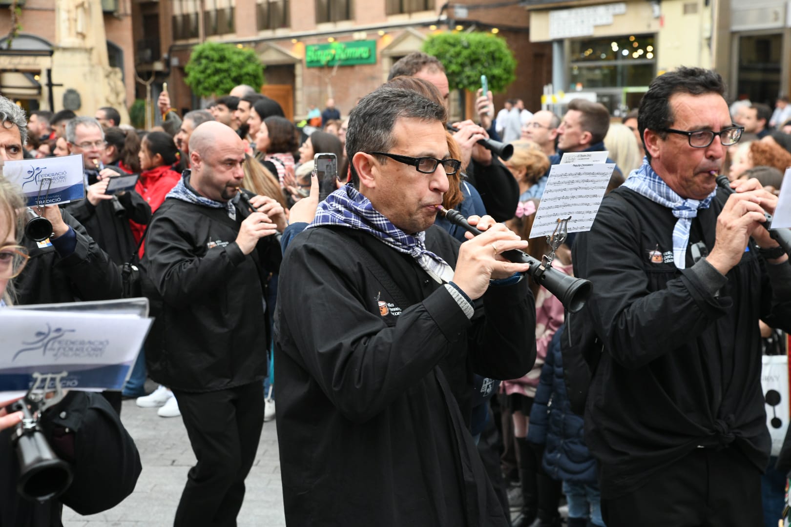 Una ola de mantillas recorre las calles de Murcia