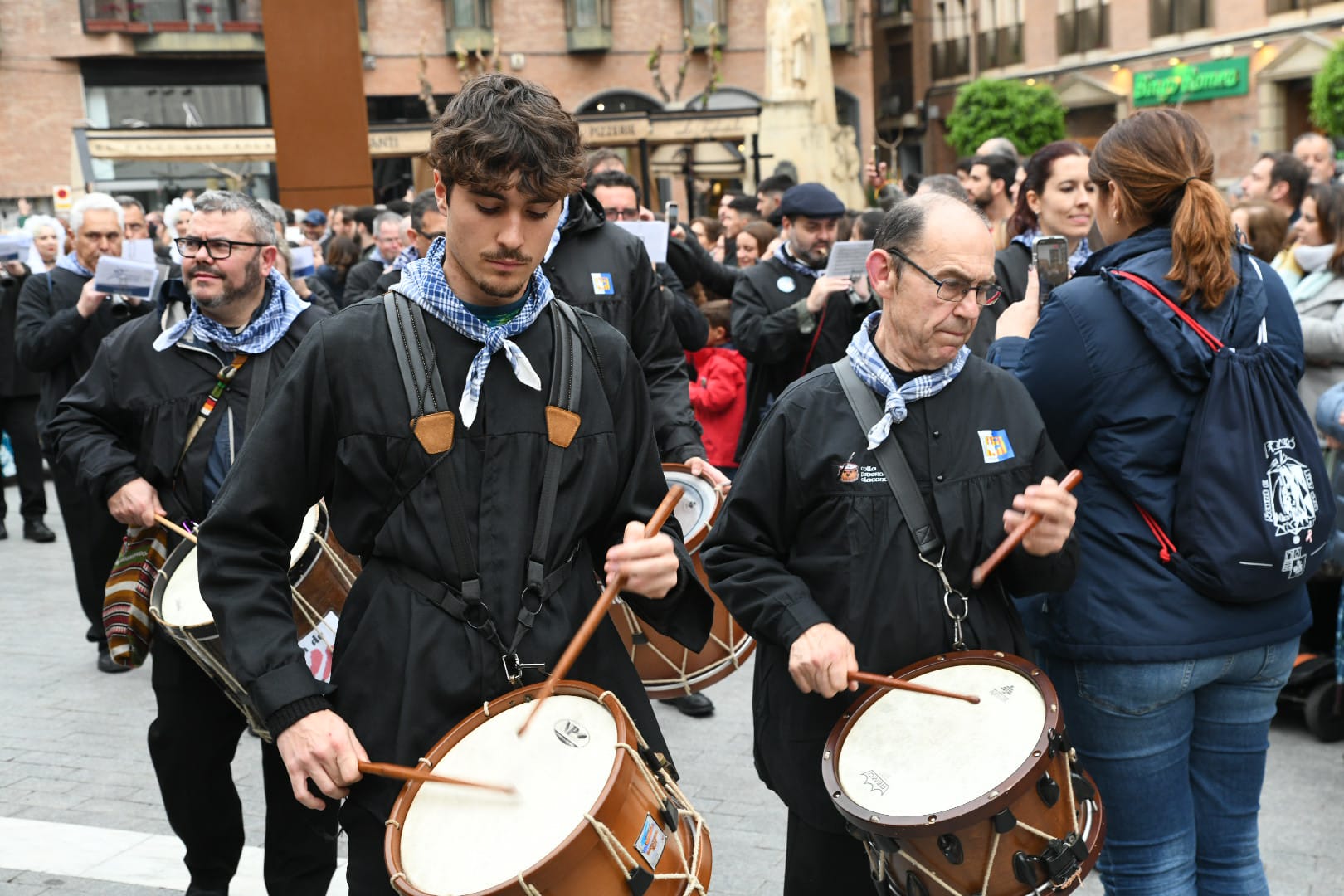 Una ola de mantillas recorre las calles de Murcia