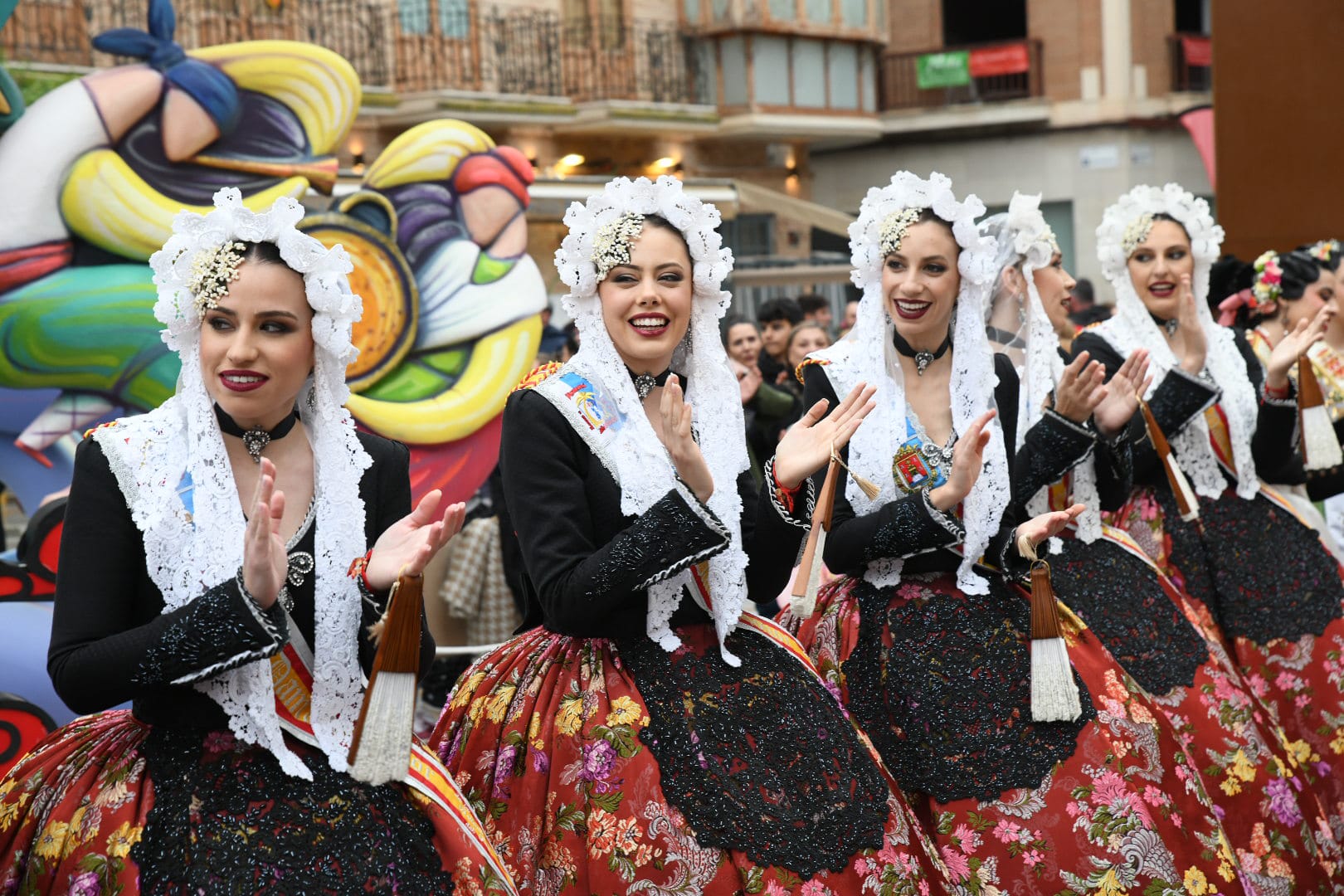 Una ola de mantillas recorre las calles de Murcia