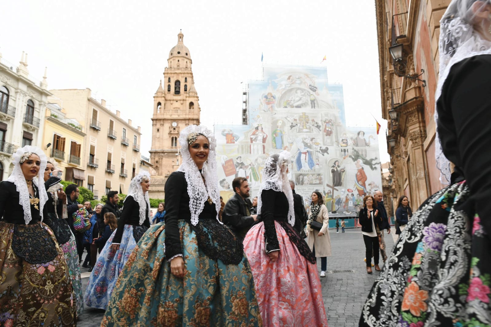 Una ola de mantillas recorre las calles de Murcia