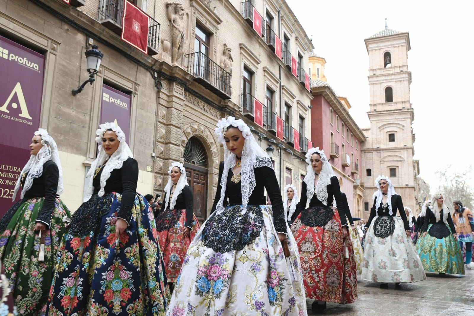 Una ola de mantillas recorre las calles de Murcia