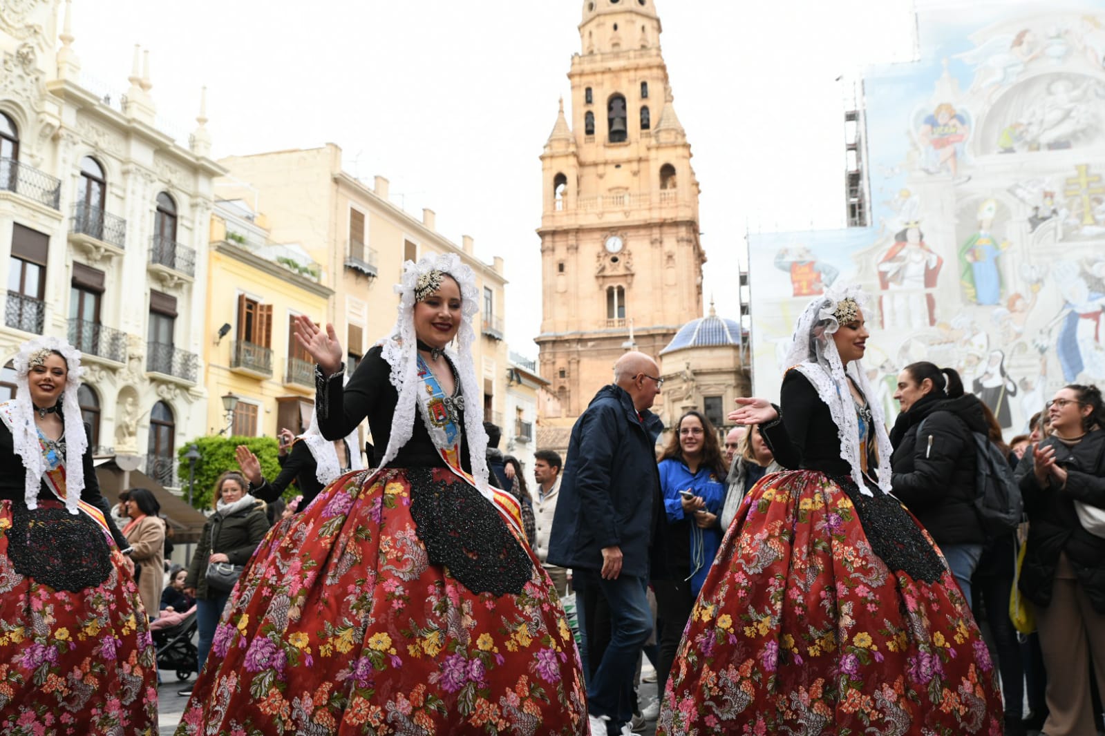 Una ola de mantillas recorre las calles de Murcia