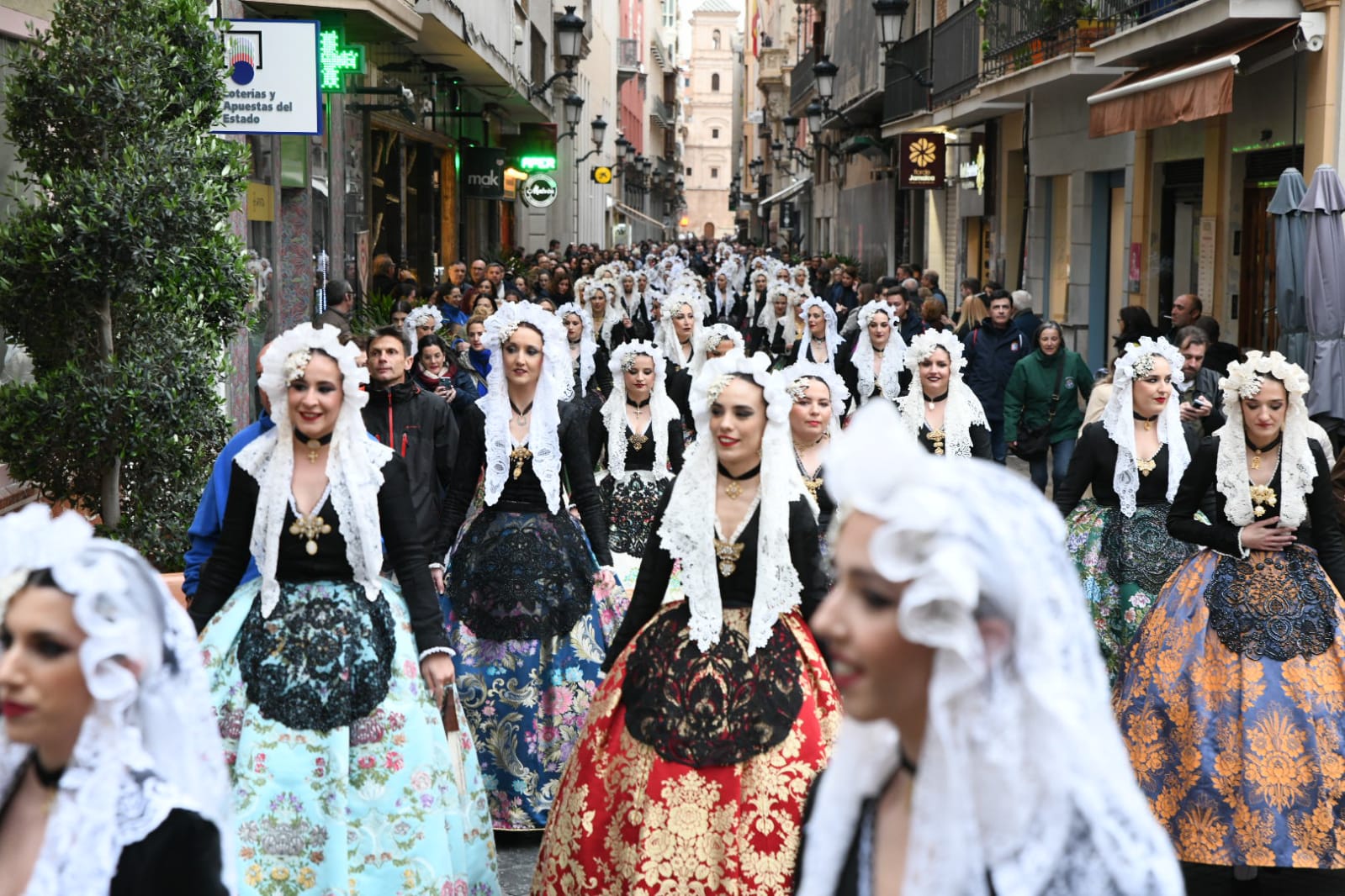 Una ola de mantillas recorre las calles de Murcia