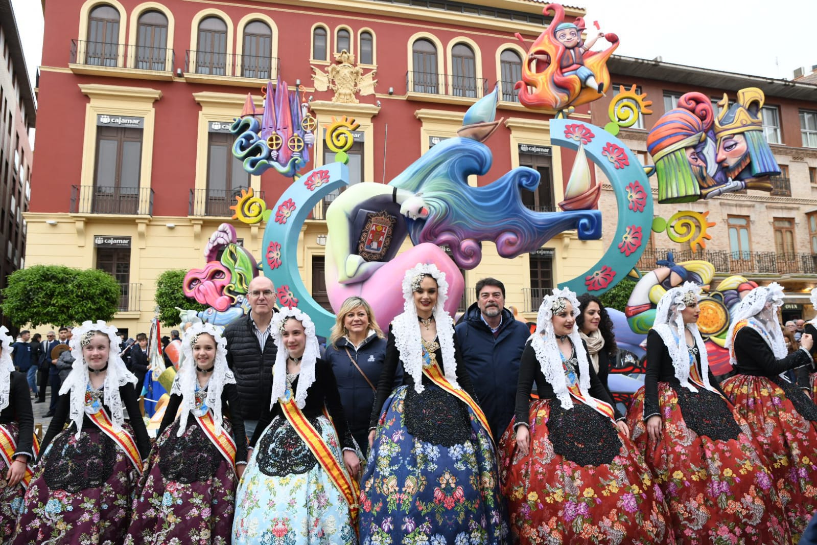 Una ola de mantillas recorre las calles de Murcia