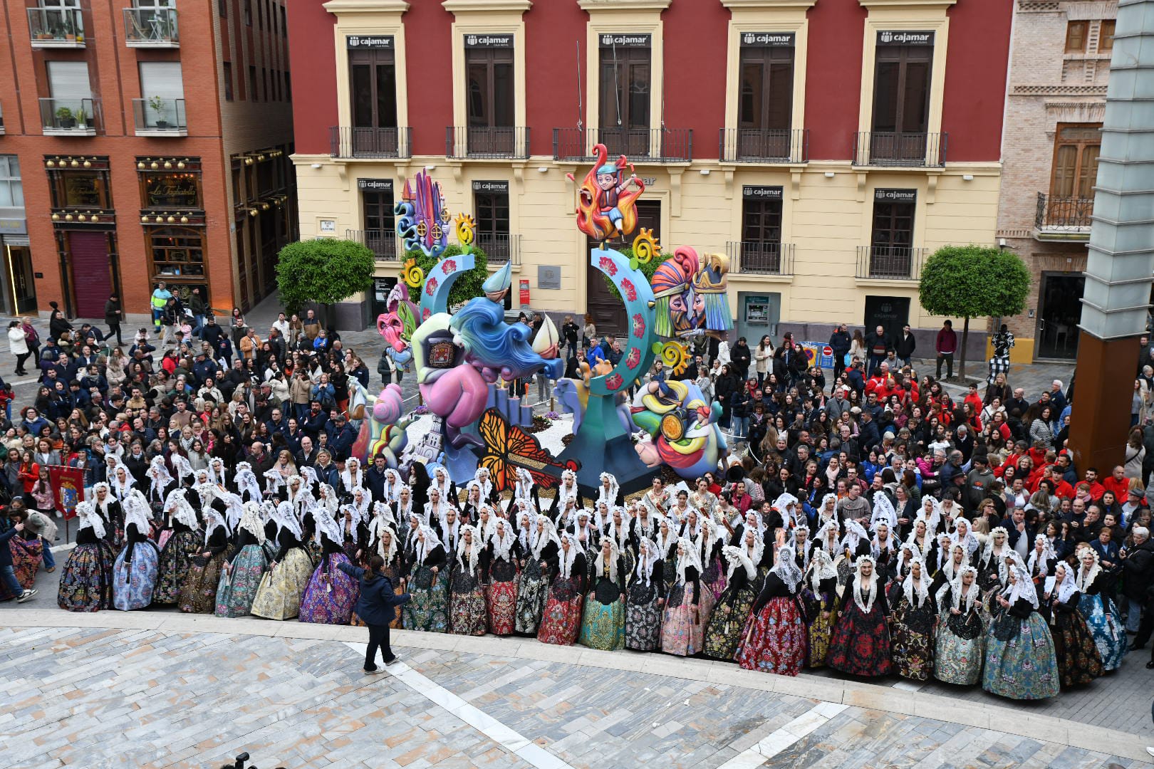 Una ola de mantillas recorre las calles de Murcia