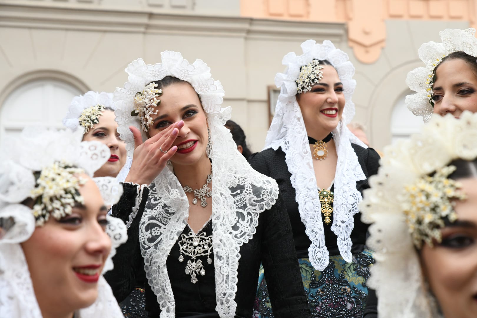 Una ola de mantillas recorre las calles de Murcia