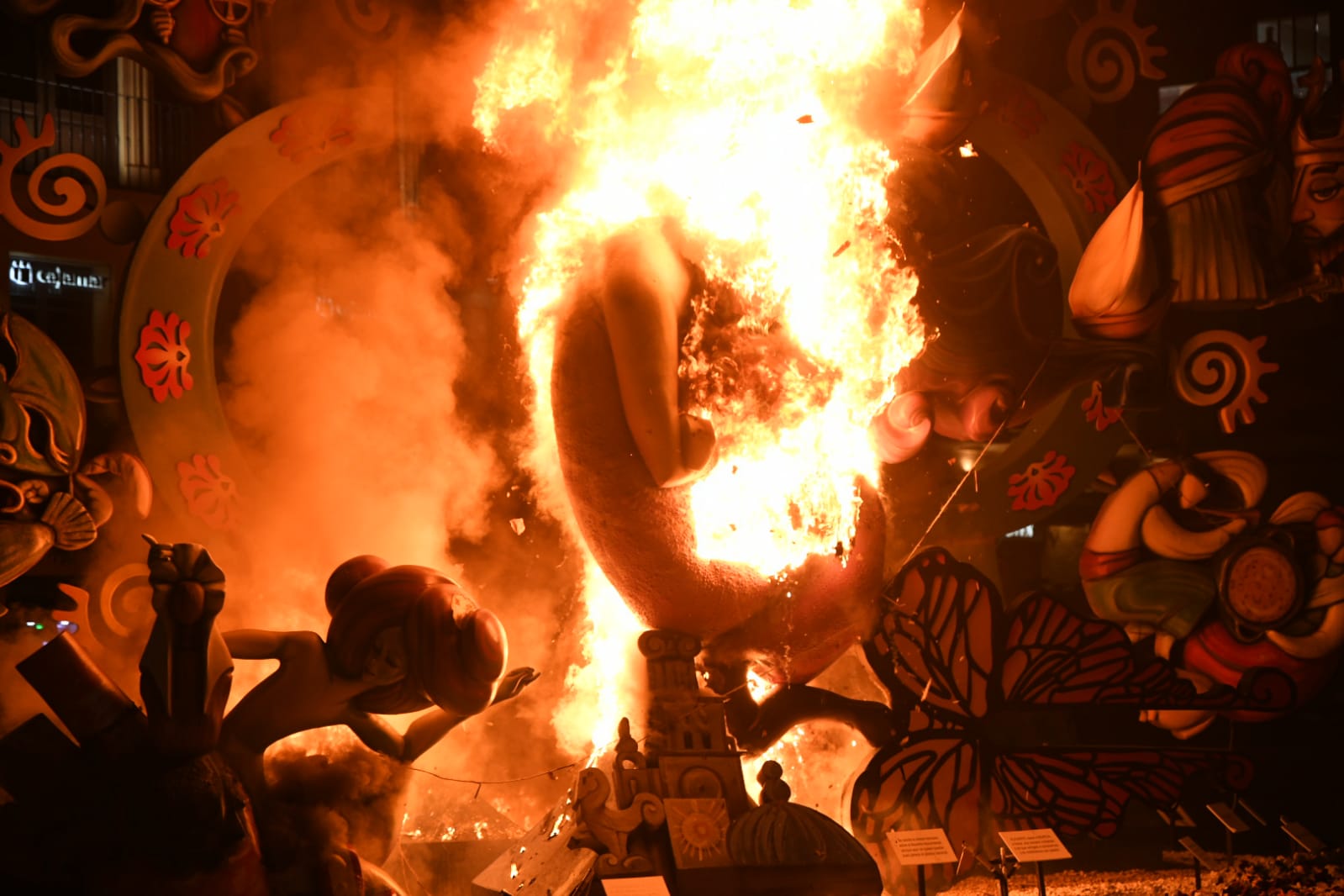 La cremà de las Hogueras de Alicante en Murcia, foto a foto