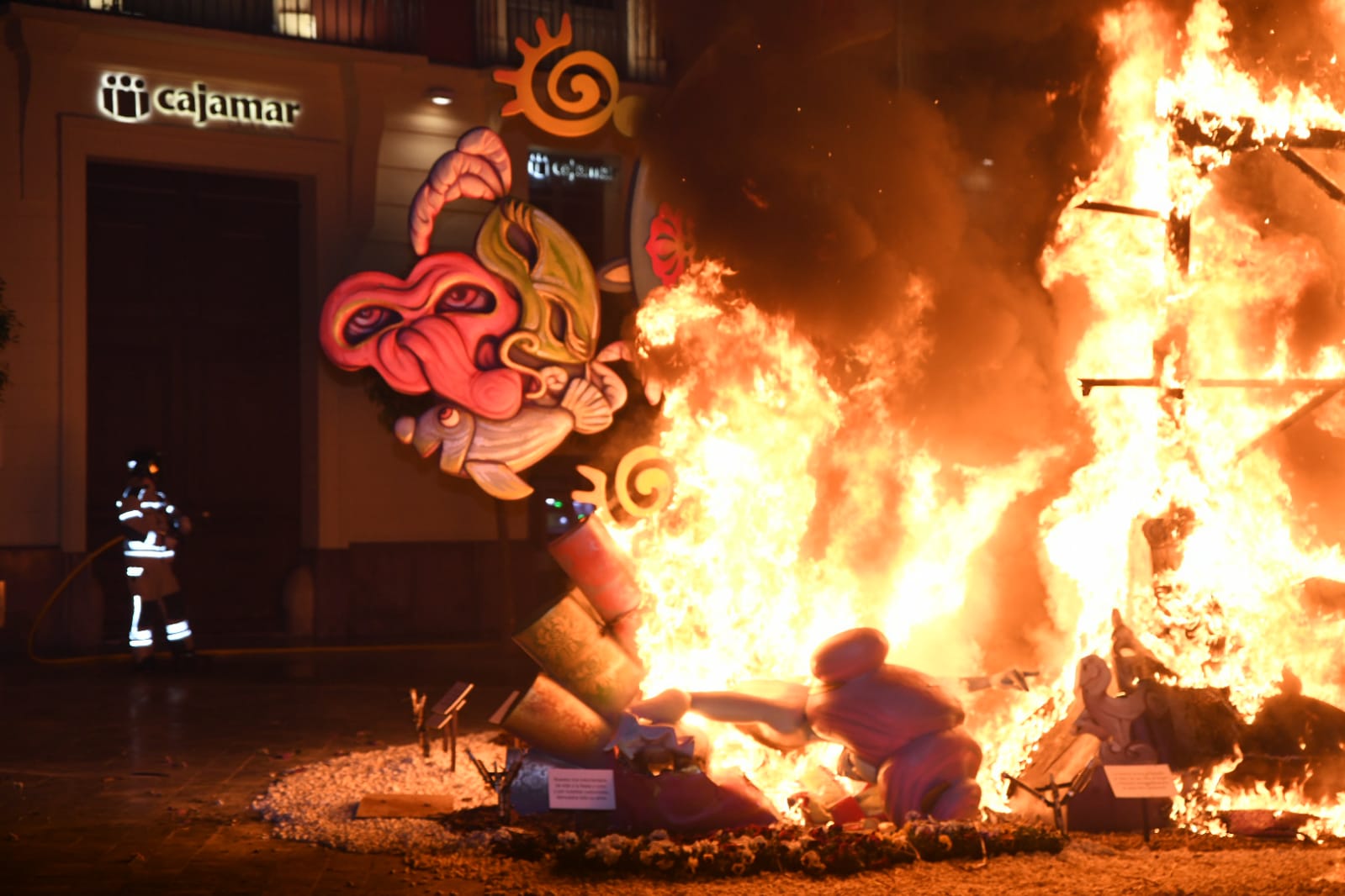 La cremà de las Hogueras de Alicante en Murcia, foto a foto