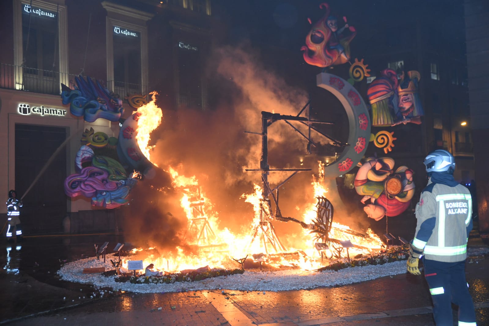 La cremà de las Hogueras de Alicante en Murcia, foto a foto