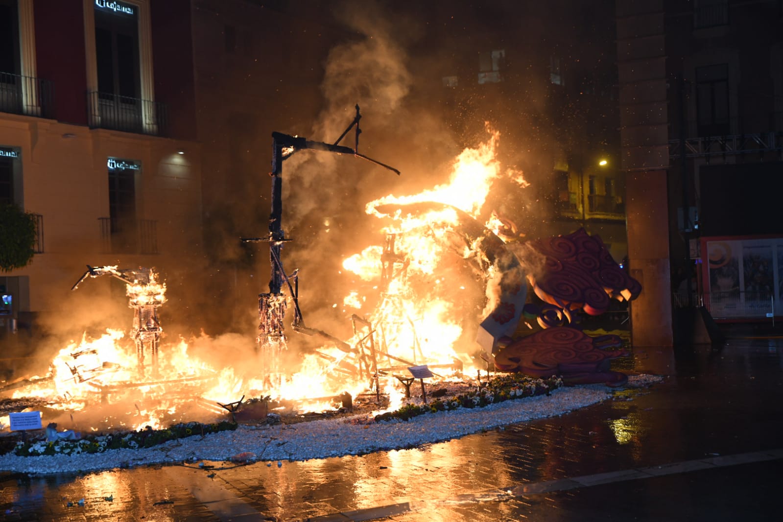 La cremà de las Hogueras de Alicante en Murcia, foto a foto