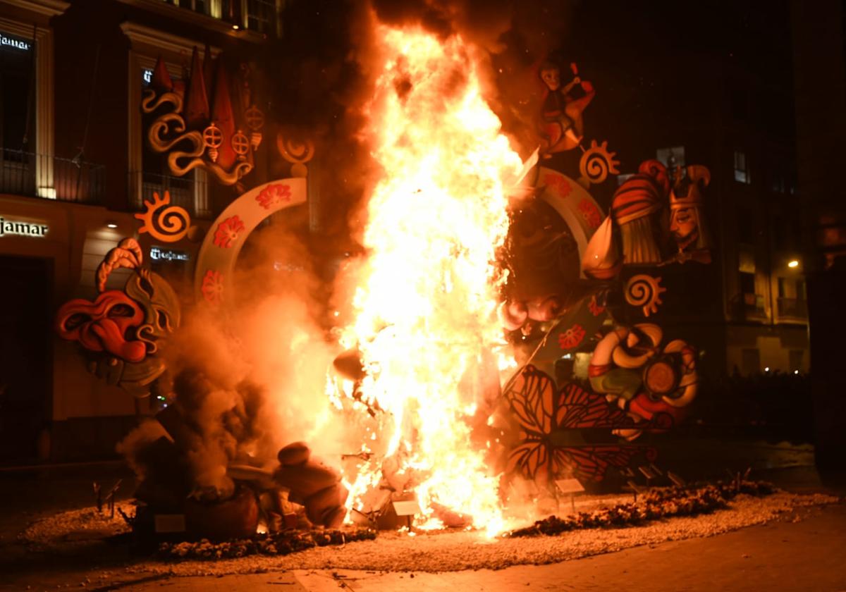 El fuego se acerca al Romea de Murcia con la cremà de las Hogueras de Alicante