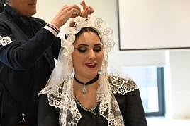 Mantillas y azahares bien sujetos para aguantar el viento murciano