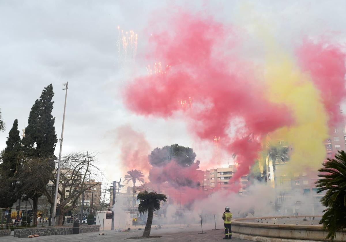 La mascletà de las Hogueras de Alicante en Murcia lanza un último terremoto aéreo antes de dar paso a la tormenta