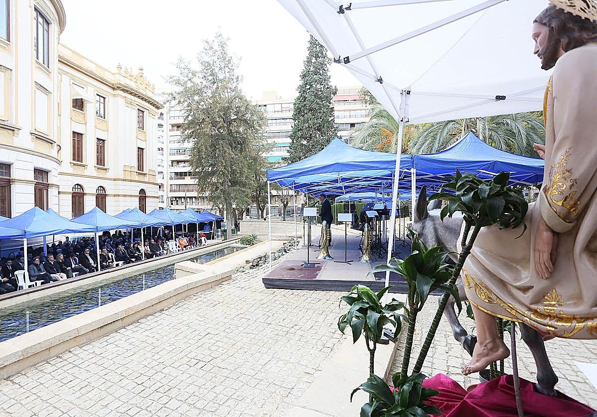 La imagen de Jesús Triunfante, en los jardines del Palacio Provincial, durante el pregón.