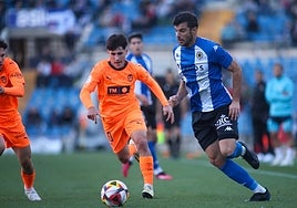 Carlos de la Nava conduce la pelota ante la presión de Martín Tejón, del Mestalla.