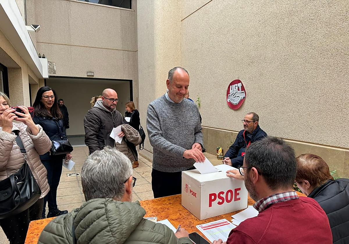 El secretario general del PSOE de Alicante, Miguel Millana, en la votación.
