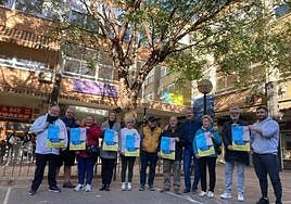 La concejal de Comecio, con los representantes de los comercios de Virgen del Remedio en la plaza de Argel.