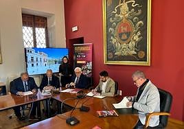 Firma del convenio entre el Ayuntamiento de Elche y AEC.
