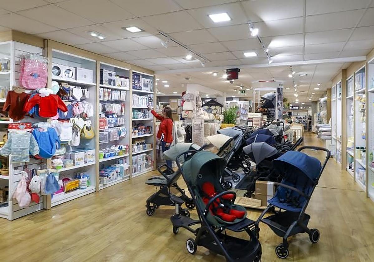 Tienda de ropa para bebés en imagen de archivo.