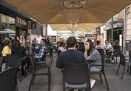 Una terraza en la calle Castaños.