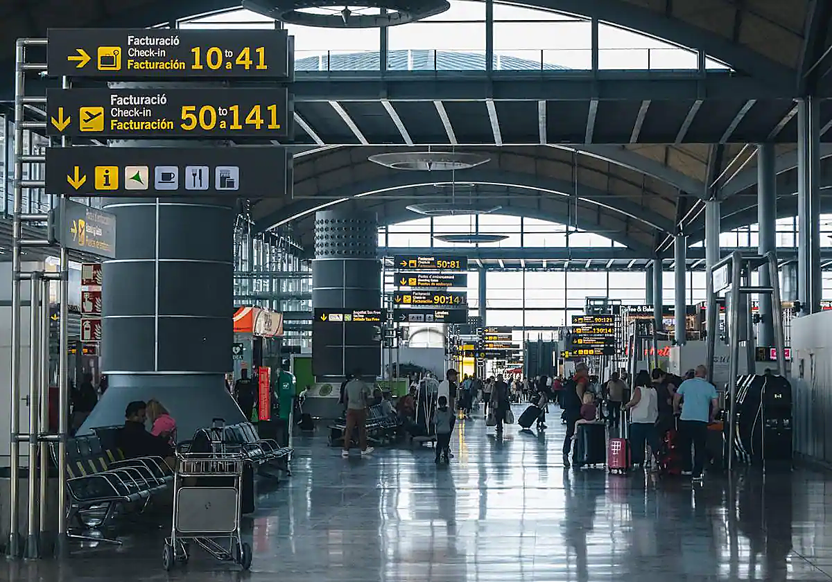 El interior del aeropuerto de Alicante-Elche.