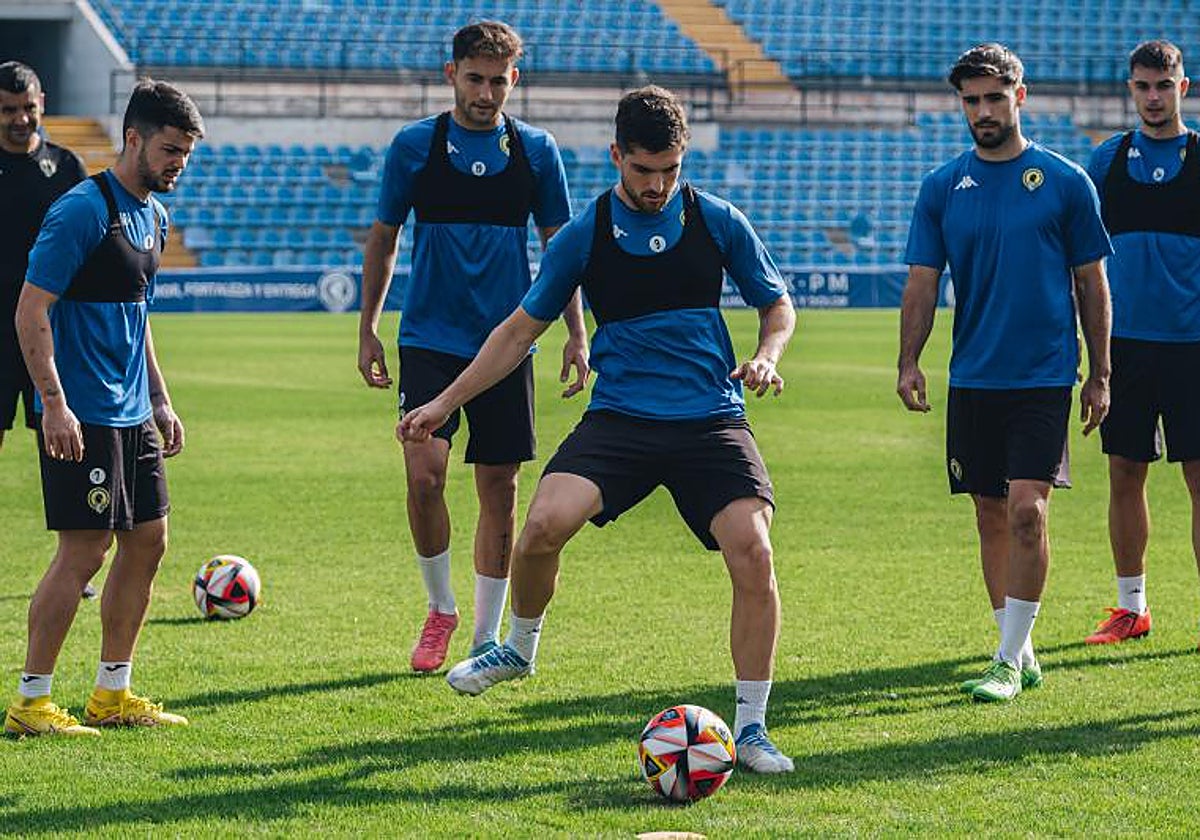 Agustín Coscia, en el centro de la imagen, durante un entrenamiento.