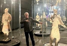 El compositor Luis Ivars entre los Guerreros de Xi'an en el Marq.