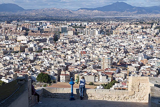 Panorámica de los barrios entre los castillos y hacia la derecha El Pla.