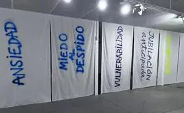 Imagen de una exposición sobre la precariedad laboral.